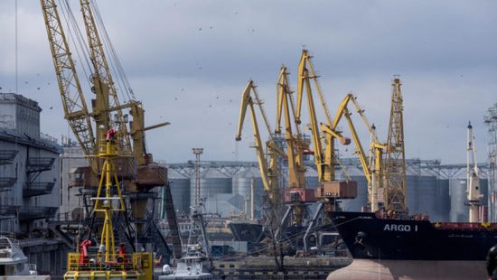 هجوم روسي على ميناء أوكراني لتصدير الحبوب
