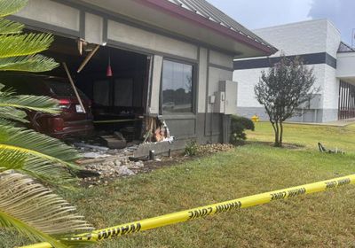 إصابة 23 شخصًا في اقتحام سيارة مطعمًا بتكساس