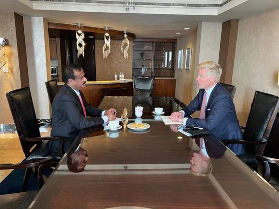 حول جهود السلطة المحلية.. لقاء يجمع محافظ شبوة والمبعوث الأممي