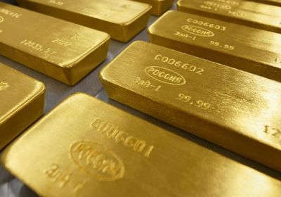 الذهب ينخفض عند التسوية مع تلويح "الاحتياطي" برفع الفائدة