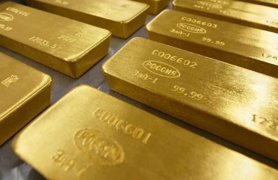 الذهب ينخفض عند التسوية مع تلويح "الاحتياطي" برفع الفائدة