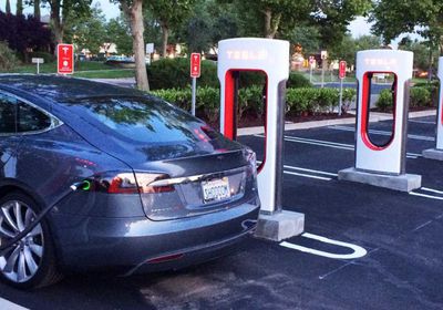 تسلا وفنادق هيلتون تبنيان 20 ألف محطة شحن سيارات كهربائية