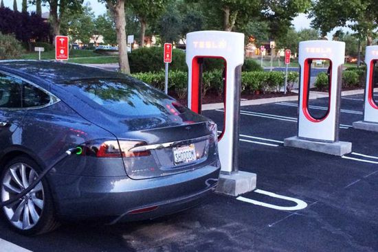 تسلا وفنادق هيلتون تبنيان 20 ألف محطة شحن سيارات كهربائية