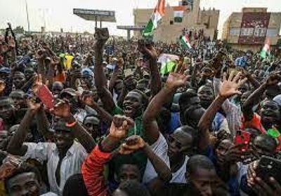 محتجون ينصبون خيامًا أمام قاعدة فرنسية بالنيجر