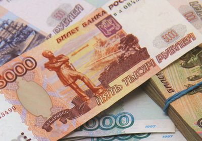 الروبل الروسي يتراجع أمام اليورو والدولار عند التسوية