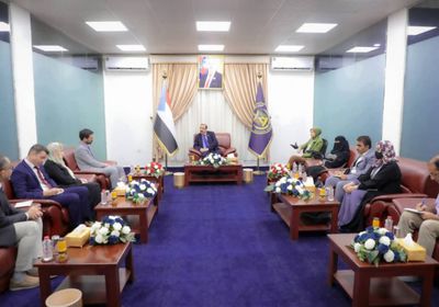 بن بريك: عدن تعاني من الخدمات رغم فتح الطيران والموانئ للحوثي