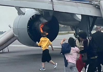 إخلاء طائرة ركاب في سنغافورة إثر حريق ضخم بمحركاتها