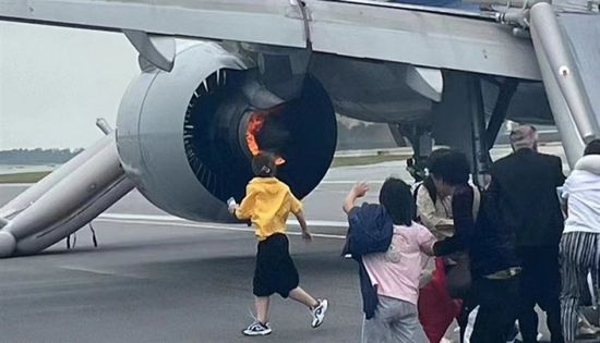 إخلاء طائرة ركاب في سنغافورة إثر حريق ضخم بمحركاتها