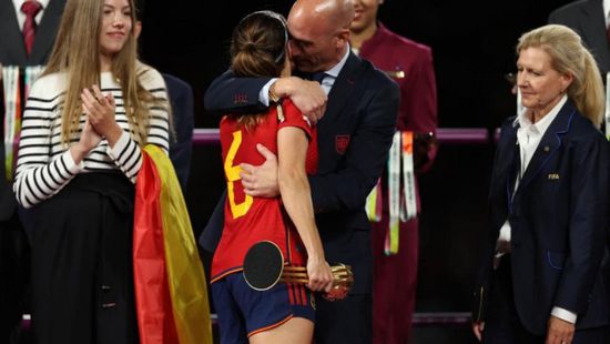"قبلة التتويج" تطيح برئيس الاتحاد الإسباني لكرة القدم