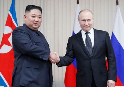 الزعيم الكوري الشمالي يعاين أسلحة برفقة وزير الدفاع الروسي