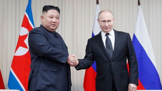 الزعيم الكوري الشمالي يعاين أسلحة برفقة وزير الدفاع الروسي