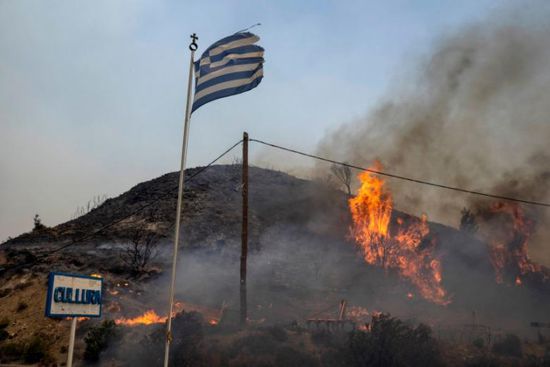 المناخ يشعل حربًا في اليونان بوقت السلم