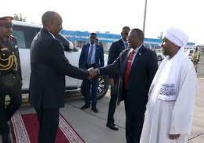 البرهان يلتقي رئيس أوغندا