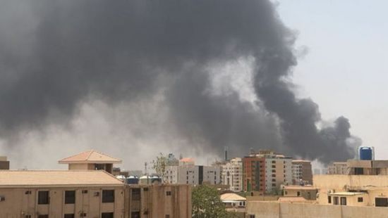 ألسنة اللهب تتصاعد وسط العاصمة السودانية مع احتدام المعارك