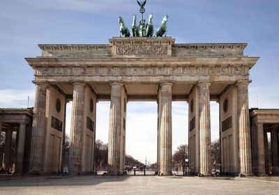 نشطاء يرشون بوابة براندنبورج في برلين بالطلاء