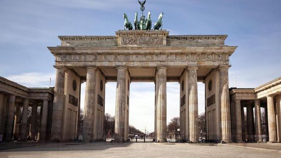 نشطاء يرشون بوابة براندنبورج في برلين بالطلاء