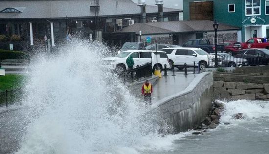 بسبب الإعصار لي.. 120 ألف كندي يعيشون في الظلام