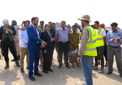 الغريب يتفقد سير العمل بمشروع سد وادي حسان بأبين