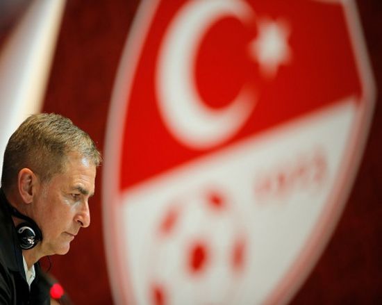 تركيا ستقيل المدرب كونتز بعد انتقاد لاعبي المنتخب
