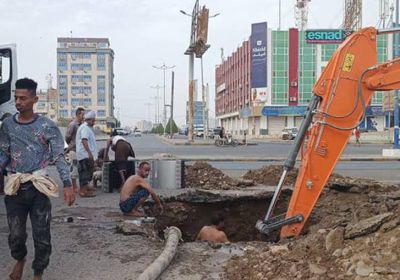 مؤسسة مياه عدن تواصل إصلاح كسر بالخط الرئيسي في المنصورة