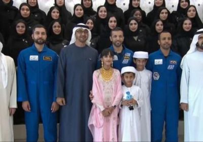 رئيس الإمارات يلتقط صورة تذكارية مع النيادي وفريق العمل