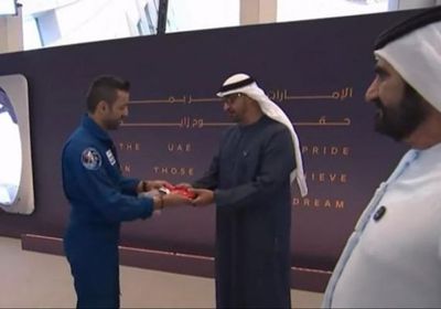 سلطان النيادي يهدي محمد بن زايد علم الإمارات المرفوع بمحطة الفضاء