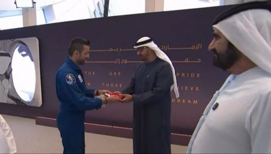 سلطان النيادي يهدي محمد بن زايد علم الإمارات المرفوع بمحطة الفضاء