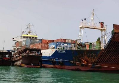 الباخرة الإماراتية "تكريم" تفرغ حمولتها الإغاثية بميناء سقطرى