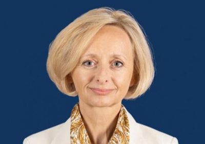 السفيرة الأمريكية الجديدة لدى الإمارات تصل أبوظبي