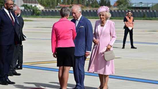 الملك تشارلز الثالث يصل إلى فرنسا