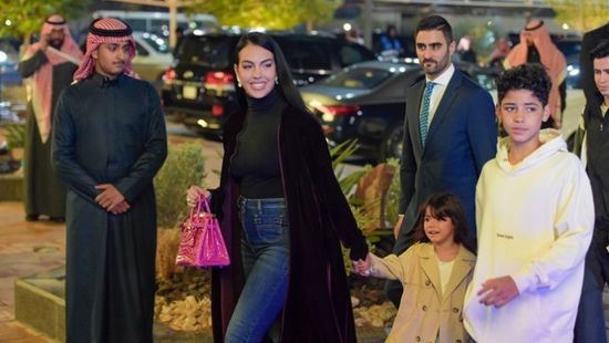 صديقة رونالدو تجذب الانتباه في السعودية