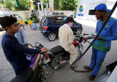 باكستان ترفع أسعار الوقود وسط ارتفاع التضخم