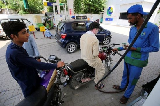 باكستان ترفع أسعار الوقود وسط ارتفاع التضخم