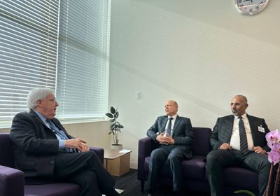 الرئيس الزُبيدي ووكيل الأمم المتحدة يناقشان تعزيز الجهود الإغاثية