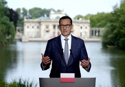 رئيس وزراء بولندا يحث زيلينسكي على عدم إهانة البولنديين