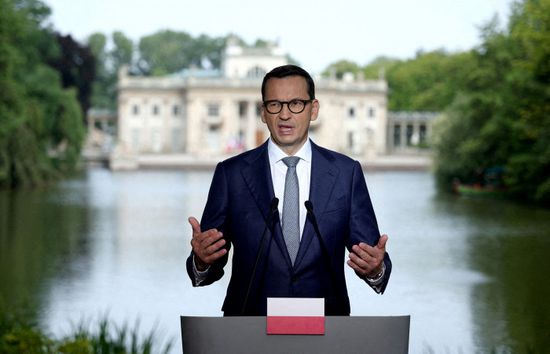 رئيس وزراء بولندا يحث زيلينسكي على عدم إهانة البولنديين