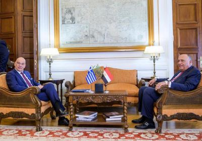 سامح شكري يلتقي نظيره اليوناني لتعزيز التعاون