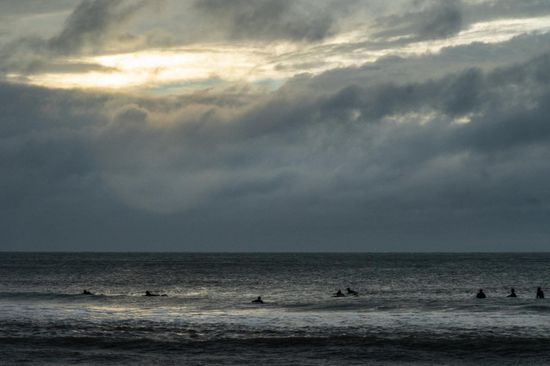 أوفيليا تجتاح ساحل المحيط الأطلسي بالولايات المتحدة