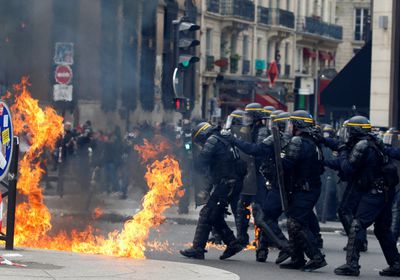 اندلاع اشتباكات عنيفة بين متظاهرين والأمن الفرنسي بباريس