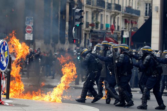 اندلاع اشتباكات عنيفة بين متظاهرين والأمن الفرنسي بباريس