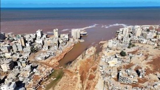 الجزائر تعلن انتشال 242 جثة من تحت الأنقاض بليبيا