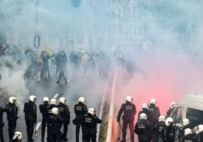 الشرطة الهولندية تطلق الغاز المسيل للدموع لتفريق مثيري الشغب