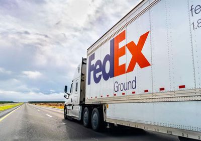 فيديكس تتجاوز التوقعات بأرباحها في الربع الأول رغم تراجع الإيرادات