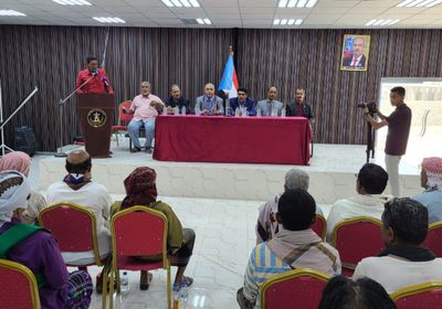 رئاسية "الانتقالي" تجتمع بشخصيات اجتماعية وقبلية في حضرموت