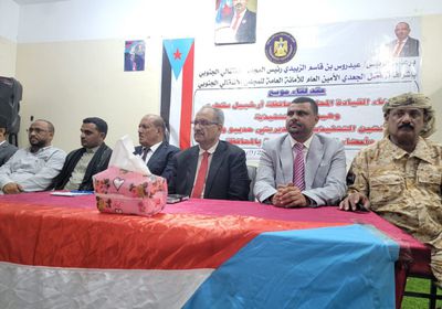 لقاء موسع يجمع وفد هيئة رئاسة "الانتقالي" بقيادات المجلس في سقطرى