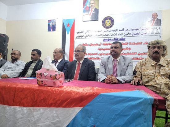 لقاء موسع يجمع وفد هيئة رئاسة "الانتقالي" بقيادات المجلس في سقطرى