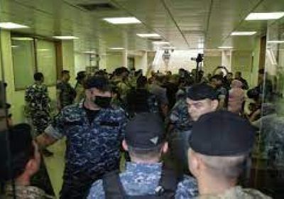 بسبب ارتفاع الفواتير.. لبنانيون يقتحمون مقر مؤسسة الكهرباء