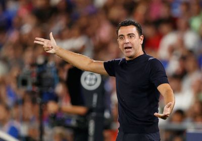 تشافي يسخر من لاعبيه عقب تعادل برشلونة أمام مايوركا