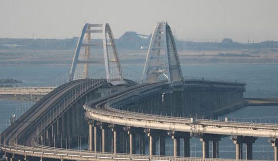 روسيا تعلق حركة السير على جسر القرم