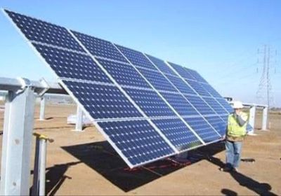 بدء تركيب ألواح محطة الطاقة الشمسية الإماراتية في عدن